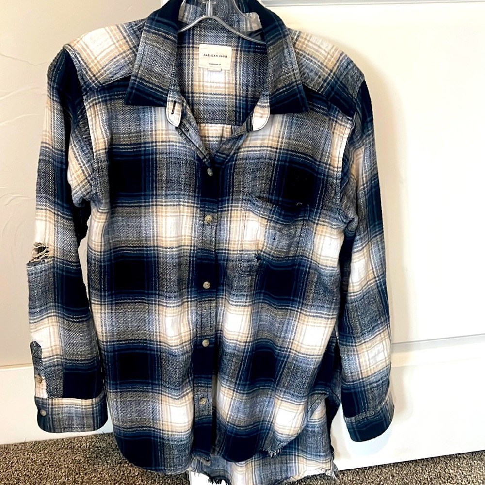 American Eagle plaid flannel! Distressed style/oversized fit. Size Small.